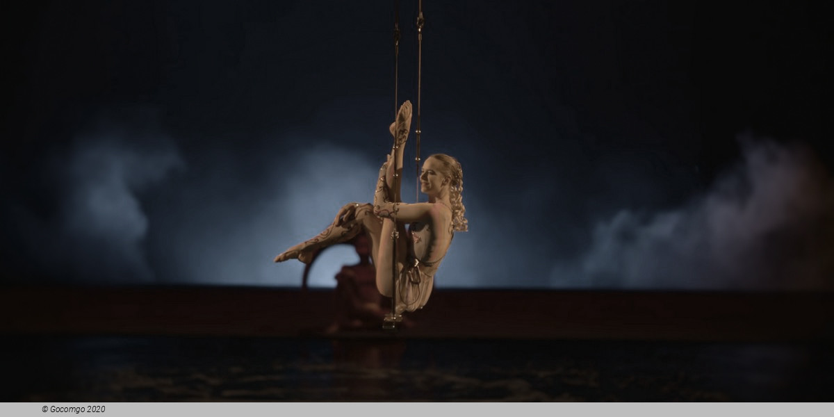 "O" by Cirque du Solei